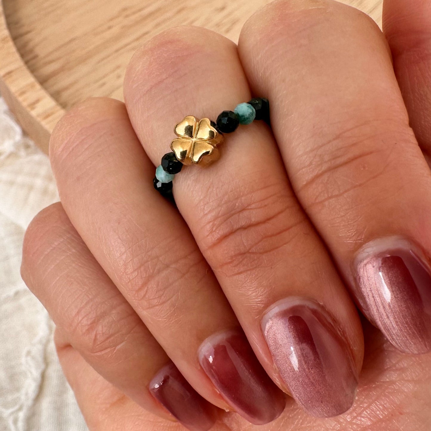 Bague perles et breloque