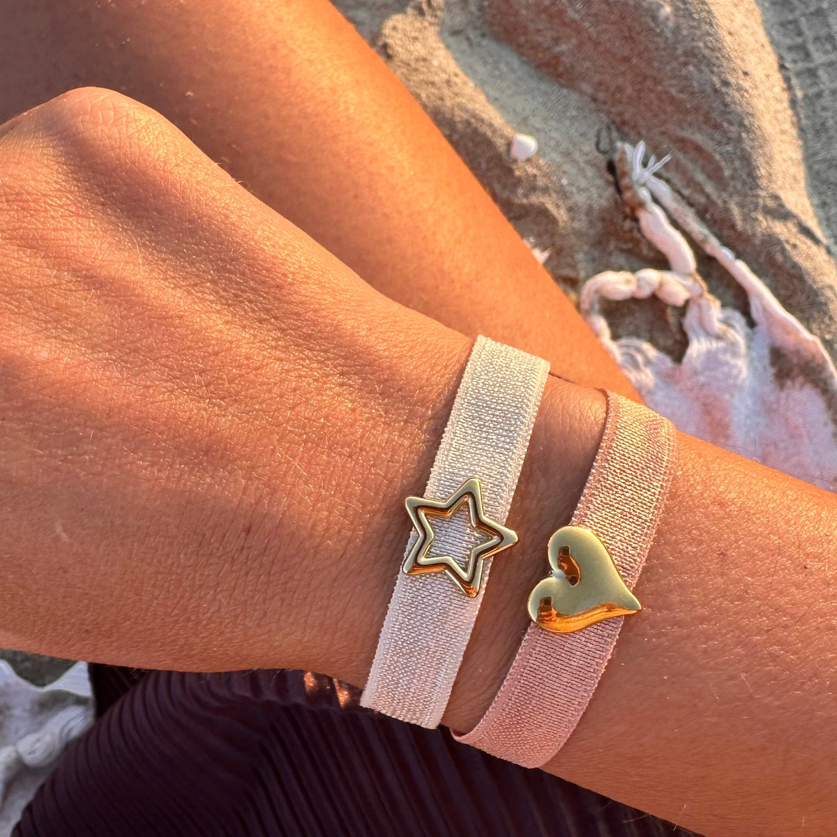 Bracelet elastique porte au poignet avec breloques etoile et coeur dorees