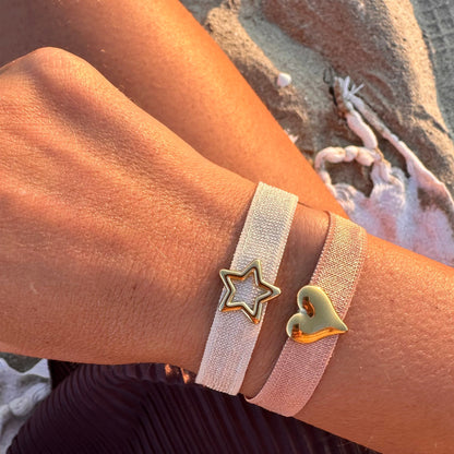 Bracelet elastique porte au poignet avec breloques etoile et coeur dorees