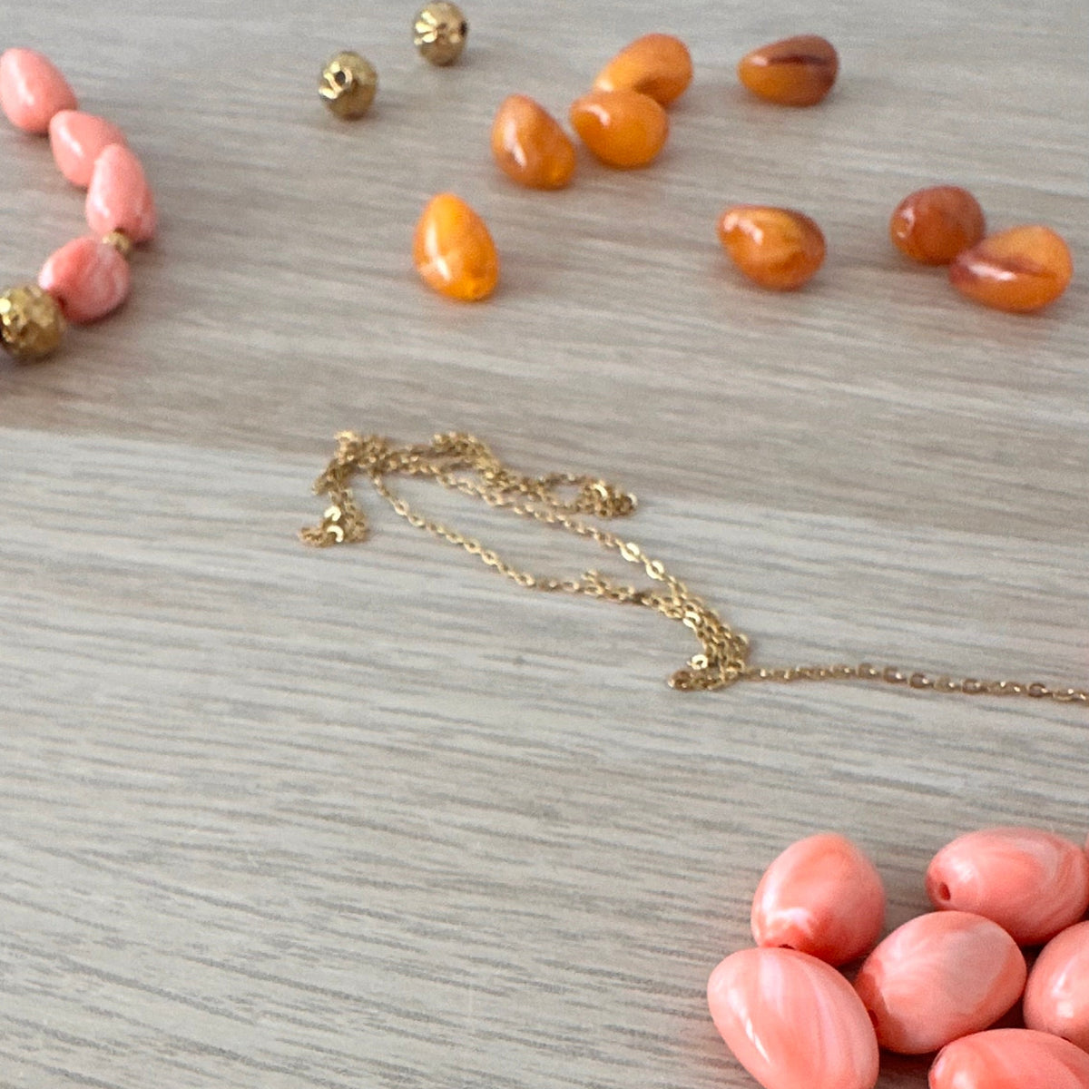 Perles de resine et chaine doree utilisees pour la fabrication du collier