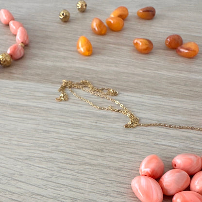 Perles de resine et chaine doree utilisees pour la fabrication du collier